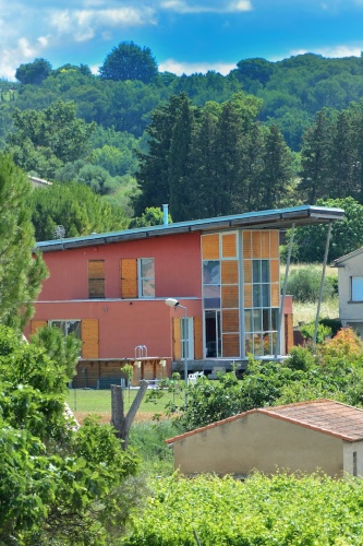 MAISON CONTEMPORAINE BIOCLIMATIQUE : VUEDELOIN.JPG