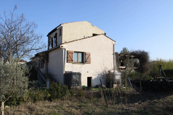 Rhabilitation cologique d'une maison pavillonnaire : vue exterieure avant interventions