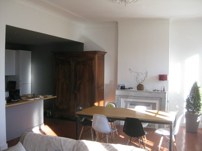 Rénovation d'un 3 fenêtres marseillais : Salon/salle à manger: photo de cuisine ouverte sur l'espace repas
